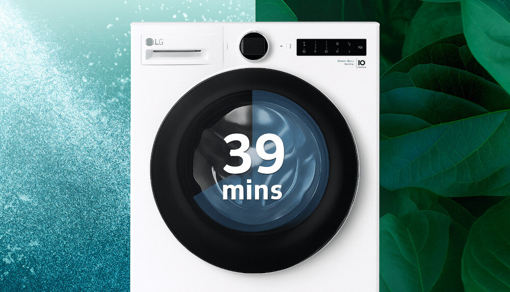 PRALKA LG F4X7511TBB Zdjęcie przedstawia białą pralkę z widocznym na szybie bębna napisem 39 mins, umieszczoną na tle podzielonym na dwie strefy: z lewej strony jasnoniebieską i spryskaną wodą, a z prawej ciemnozieloną z liśćmi. czyste pranie 39 minut TurboWash360 cztery dysze szybszy cykl dokładne pranie oszczędność czasu wysoka jakość