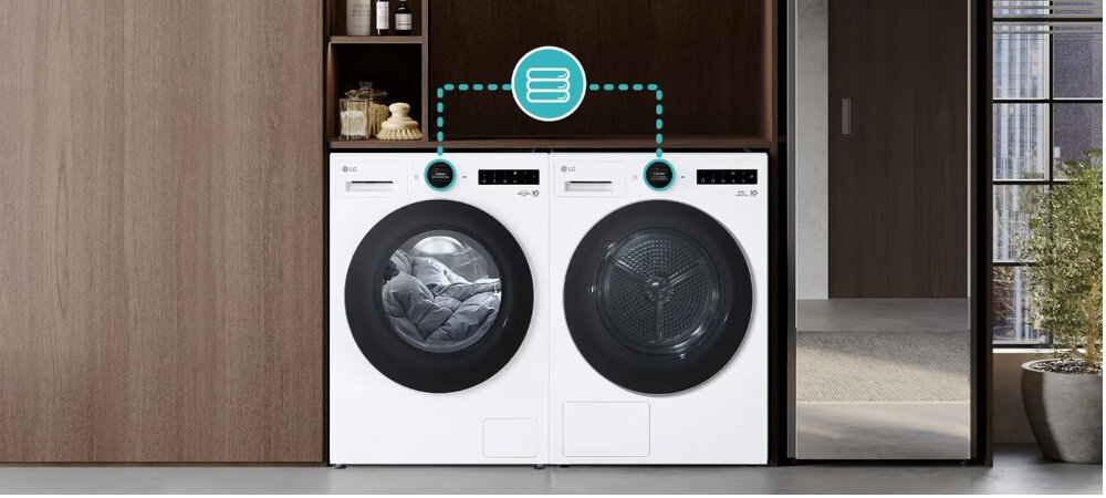 PRALKA LG F4X7511TBB Zdjęcie przedstawia dwa białe urządzenia, pralkę (po lewej, z praniem w środku) i suszarkę (po prawej), ustawione obok siebie we wnęce między drewnianymi szafkami. Nad nimi widoczny jest schemat połączenia za pomocą niebieskiej, kropkowanej linii, sugerujący funkcję komunikacji między urządzeniami. Smart Pairing suszarka pralka LG Wi-Fi automatyczne ustawienia program suszenia komunikacja inteligentna ochrona ubrań wygoda oszczędność czasu