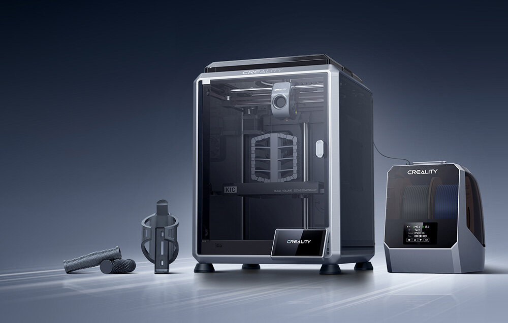 CREALITY K1C na jasnym tle obok wydruki i filament w pojemniku