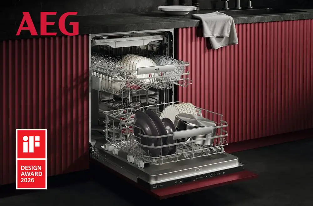 Zmywarka AEG z otwartymi drzwiami, wypełniona naczyniami. Widoczne logo AEG oraz oznaczenie \'iF Design Award 2026\'.