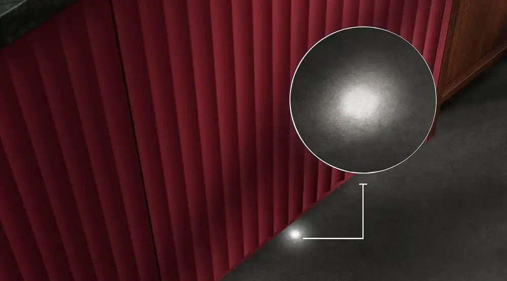 Dioda sygnalizujaca pracy zmywarki wyświetlona na podłodze.