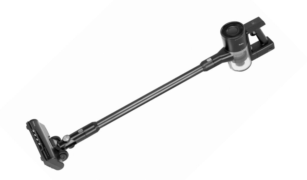 Na obrazie widoczny jest czarny odkurzacz pionowy z długą rurą i przezroczystym pojemnikiem na kurz. Na urządzeniu znajduje się logo \'Amica\'.