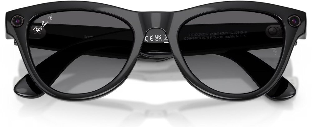 Okulary META Ray-Ban Skyler Gen 2 Czarne okulary przeciwsłoneczne złożone na płasko, widok od wewnętrznej strony, widoczne białe napisy informacyjne na mostku