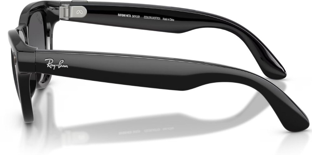 Okulary META Ray-Ban Skyler Gen 2 Zbliżenie na wewnętrzną stronę prawego zausznika czarnych okularów, widoczny metalowy zawias z logo 'Meta' i białe napisy informacyjne, w tym 'Made in China'