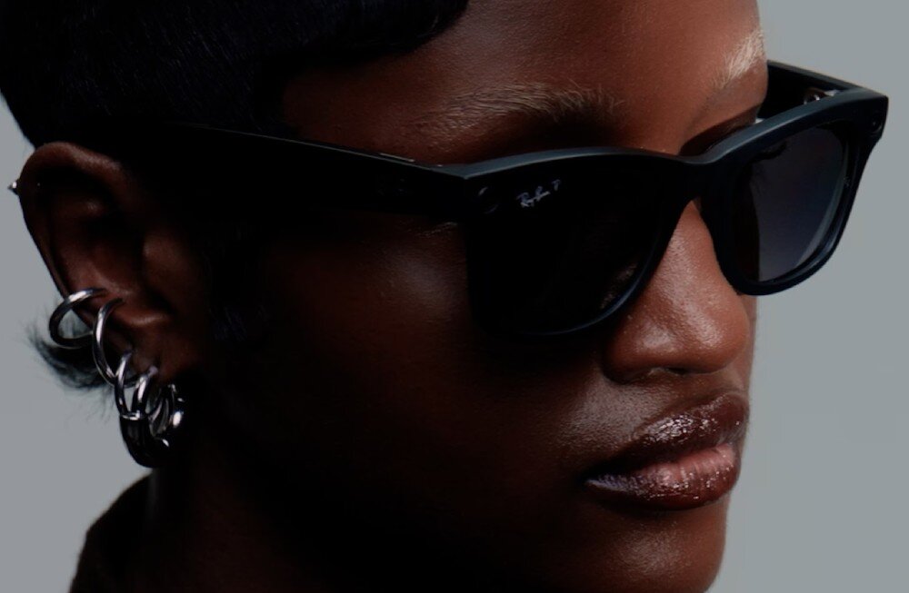 Okulary META Ray-Ban Skyler Gen 2 Czarne okulary przeciwsłoneczne z ciemnymi soczewkami, widok z boku, na zauszniku logo 'Ray-Ban'