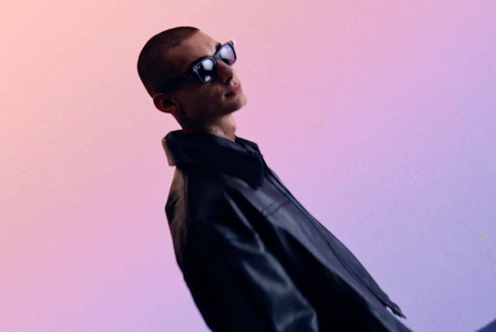 Okulary META Ray-Ban Skyler Gen 2 Czarne okulary przeciwsłoneczne z ciemnymi soczewkami, widok z przodu, na lewej soczewce logo 'Ray-Ban P'