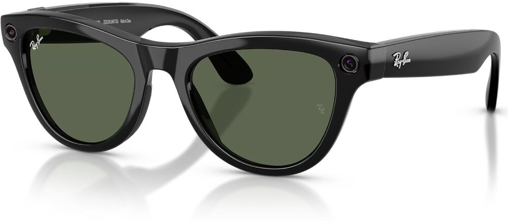 Okulary META Ray-Ban Skyler Gen 2 Czarne okulary przeciwsłoneczne z ciemnymi soczewkami, widok z boku, na zauszniku logo 'Ray-Ban'