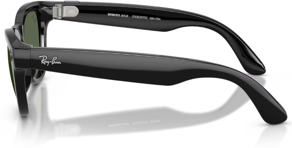 Okulary META Ray-Ban Skyler Gen 2 Zbliżenie na wewnętrzną stronę prawego zausznika czarnych okularów, widoczny metalowy zawias z logo 'Meta' i białe napisy informacyjne, w tym 'Made in China'