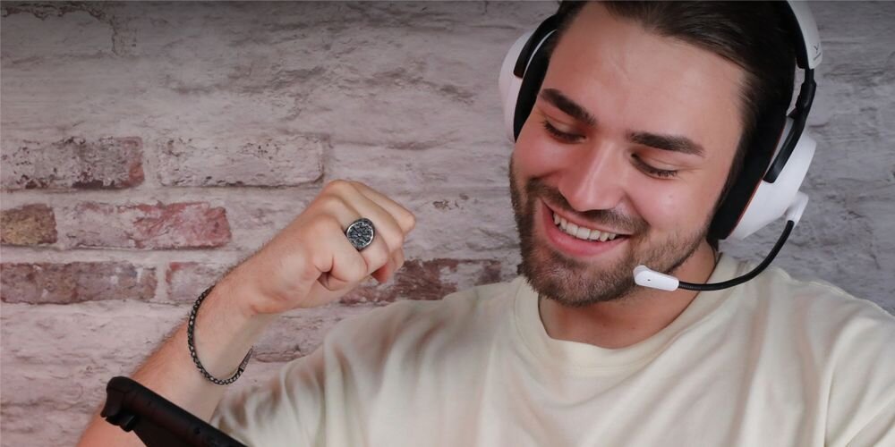 Słuchawki BEYERDYNAMIC MMX 230 Wireless precyzyjny dźwięk gamingowy pozycjonowanie dźwięku, osoba z założonymi słuchawkami