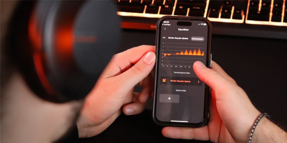 Słuchawki BEYERDYNAMIC MMX 230 Wireless personalizacja dźwięku korektor aplikacja profile brzmienia, osoba z założonymi słuchawkami oraz z telefonem w ręku