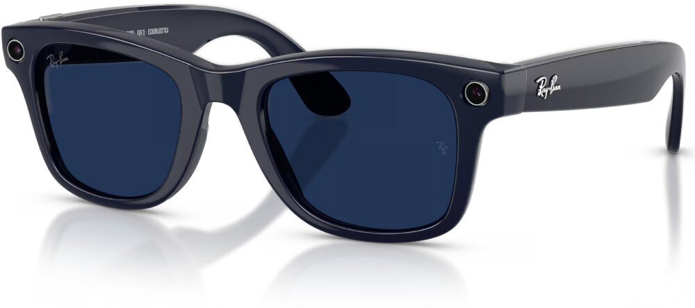 Okulary META Ray-Ban Wayfarer Gen 2 czarne okulary korekcyjne o grubych oprawkach z widocznymi obiektywami kamer w górnych rogach frontu, ułożone pod kątem na jasnym tle z delikatnym odbiciem