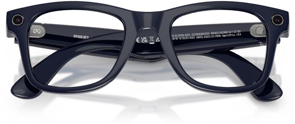 Okulary META Ray-Ban Wayfarer Gen 2 czarne okulary złożone i ułożone frontem do dołu, prezentujące napisy techniczne oraz symbole certyfikacji na wewnętrznej stronie zauszników i mostka