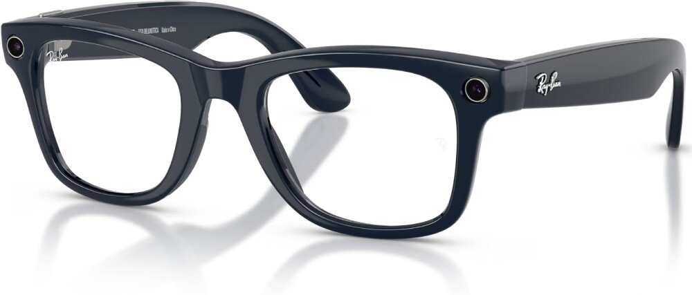 Okulary META Ray-Ban Wayfarer Gen 2 czarne okulary przeciwsłoneczne z ciemnymi szkłami, ułożone pod skosem na białej powierzchni, eksponujące połyskliwą oprawkę i wbudowane elementy optyczne