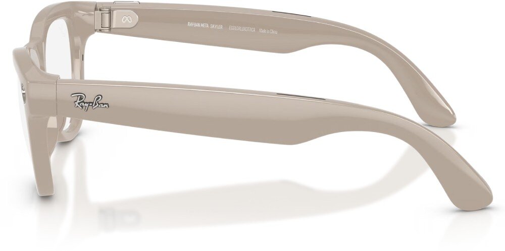 Okulary META Ray-Ban Skyler Gen 2 Zbliżenie na wewnętrzną stronę prawego zausznika okularów, widoczny metalowy zawias z logo 'Meta' i białe napisy informacyjne, w tym 'Made in China'