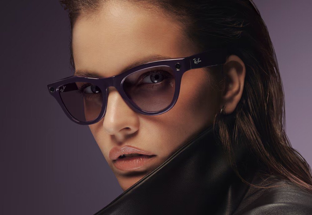 Okulary META Ray-Ban Skyler Gen 2 Portret kobiety z boku w okularach przeciwsłonecznych z fioletową oprawką i gradalnymi soczewkami, w skórzanej kurtce ze stojącym kołnierzem