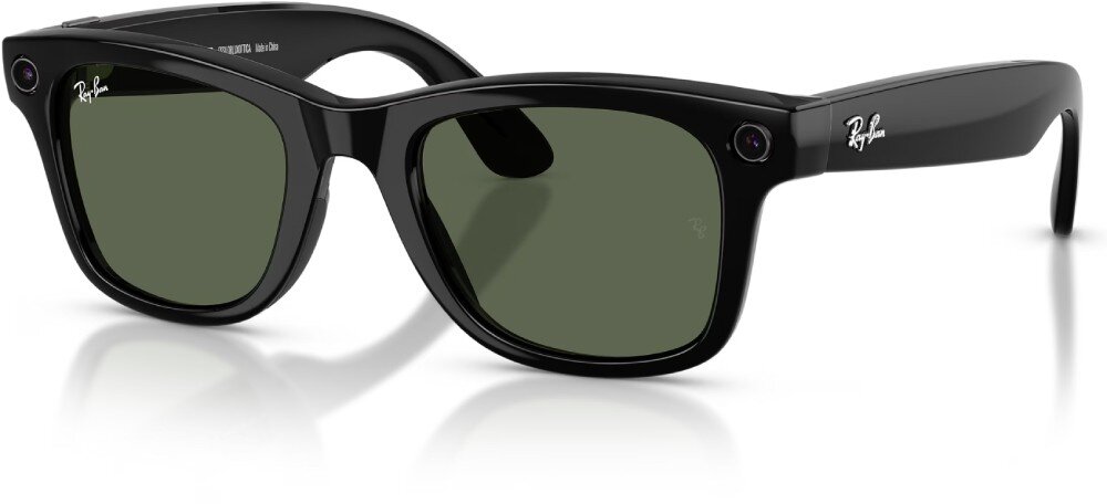Okulary META Ray-Ban Wayfarer Gen 2 czarne okulary korekcyjne o grubych oprawkach z widocznymi obiektywami kamer w górnych rogach frontu, ułożone pod kątem na jasnym tle z delikatnym odbiciem