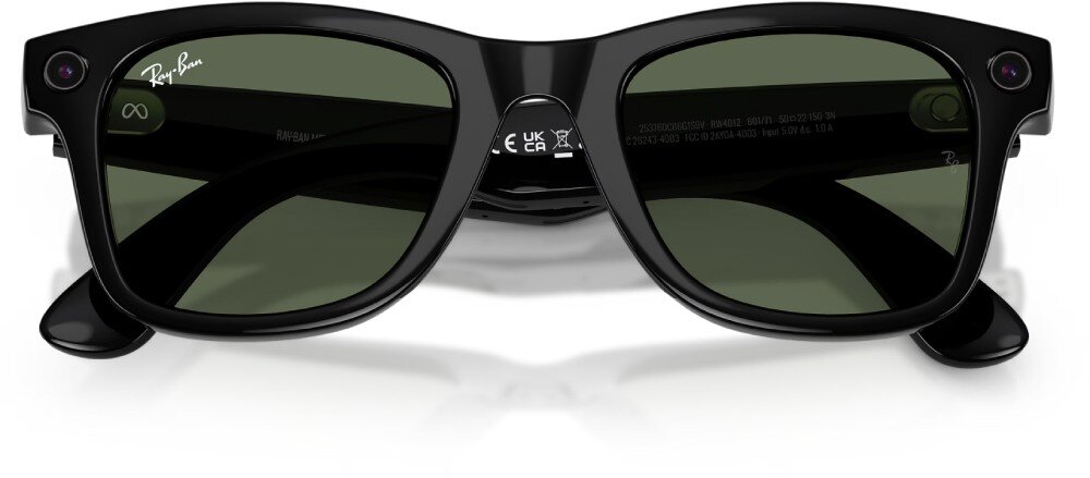 Okulary META Ray-Ban Wayfarer Gen 2 czarne okulary złożone i ułożone frontem do dołu, prezentujące napisy techniczne oraz symbole certyfikacji na wewnętrznej stronie zauszników i mostka