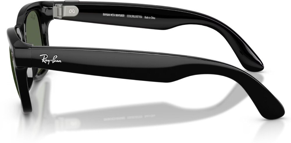 Okulary META Ray-Ban Wayfarer Gen 2 widok z boku na czarny zausznik okularów z białym napisem 'Ray-Ban' oraz wewnętrzną częścią oprawki zawierającą oznaczenie modelu i informację o produkcji