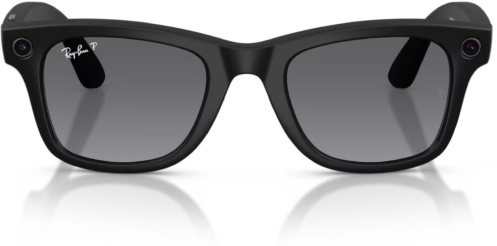 Okulary META Ray-Ban Wayfarer Gen 2 czarne okulary przeciwsłoneczne z ciemnozielonymi szkłami i logo marki w rogu soczewki, widziane od przodu z wyraźnie zaznaczonymi punktami kamer przy zausznikach