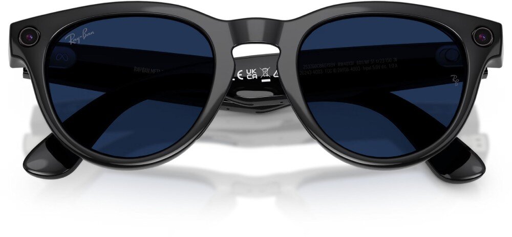 Czarne okulary przeciwsłoneczne z błyszczącym wykończeniem i ciemnymi soczewkami. Na zauszniku widoczne jest logo \'Ray-Ban\'.