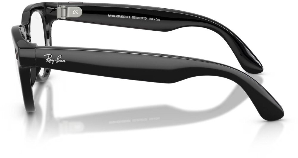 Czarne, błyszczące okulary z widocznym logo Ray-Ban na zauszniku. Na wewnętrznej stronie zausznika znajduje się napis: \'RAY-BAN META HEADLINER - FB5601/3L/5017A\'.