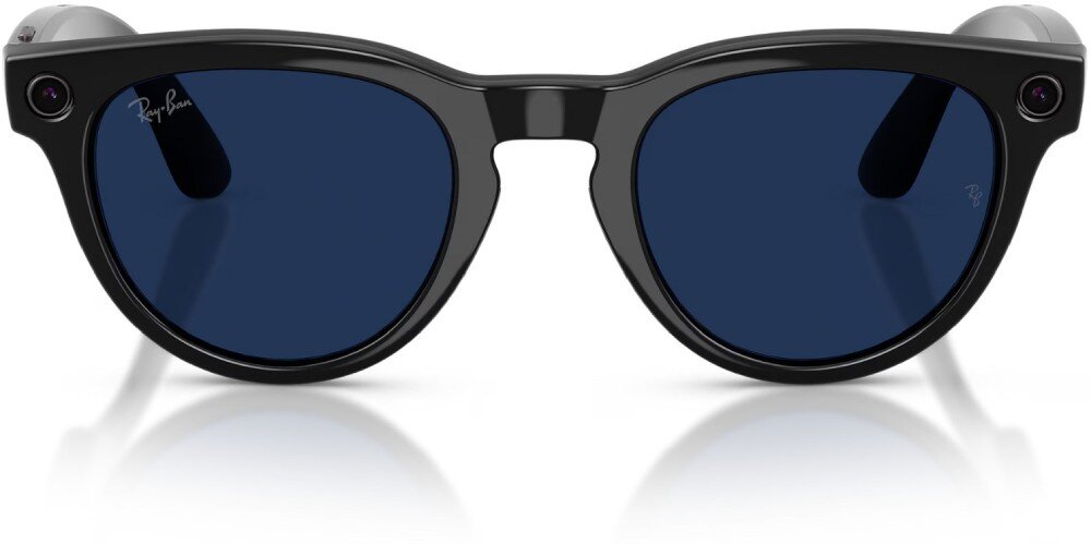 Okulary przeciwsłoneczne z ciemnymi szkłami i czarną, błyszczącą oprawką. Na jednym z soczewek widoczne jest logo \'Ray-Ban\'.