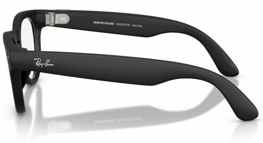 Okulary META Ray-Ban Headliner Gen 2 Czarne zauszniki okularów przymocowane do fragmentu tarczy na jasnym tle, na zauszniku widać napis 'Ray-Ban'