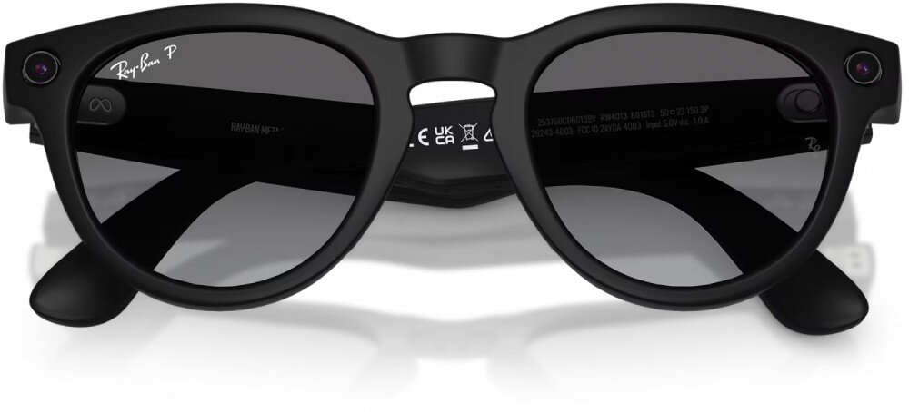 Okulary META Ray-Ban Headliner Gen 2 Czarne okulary w zaokrąglonych oprawkach leżące na czarnych zausznikach, na zausznikach widać białe napisy