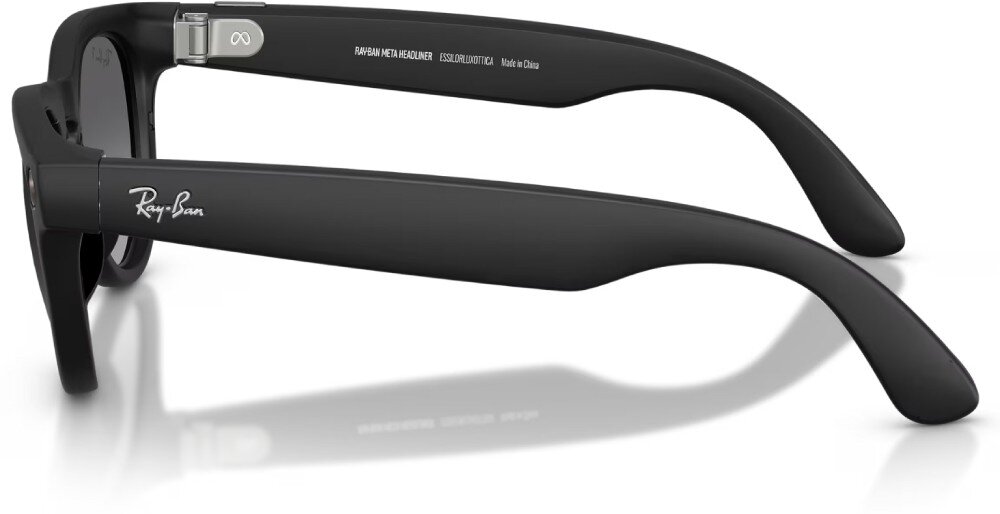 Okulary META Ray-Ban Headliner Gen 2 Czarne zauszniki okularów przymocowane do fragmentu tarczy na jasnym tle, na zauszniku widać napis 'Ray-Ban'