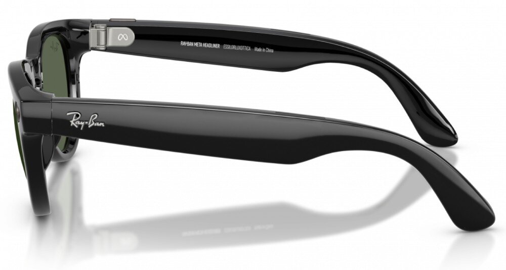 Okulary META Ray-Ban Headliner Gen 2 Czarne zauszniki okularów przymocowane do fragmentu tarczy na jasnym tle, na zauszniku widać napis 'Ray-Ban'