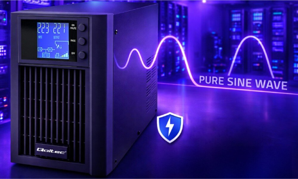Na obrazie widoczny jest zasilacz UPS z wyświetlaczem pokazującym wartości 223 i 221 oraz symbolem fali sinusoidalnej z napisem \'PURE SINE WAVE\'. W tle znajduje się serwerownia, a na zasilaczu widnieje logo \'Qoltec\'.