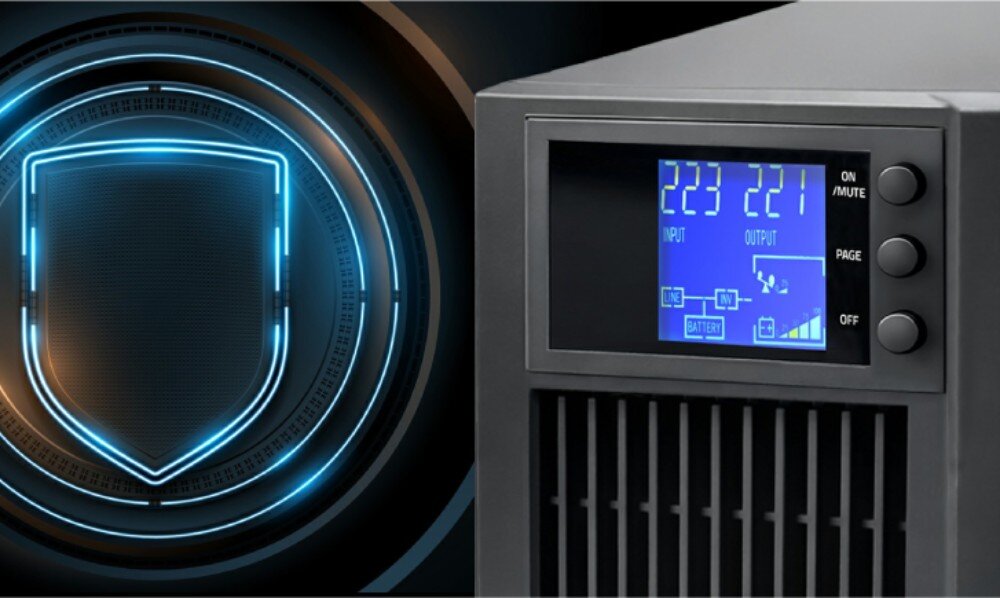 Obraz przedstawia zasilacz UPS z wyświetlaczem LCD pokazującym wartości \'223\' dla INPUT i OUTPUT oraz przyciski oznaczone jako ON/MUTE, PAGE i OFF. Obok zasilacza widoczny jest niebieski, świecący symbol tarczy.