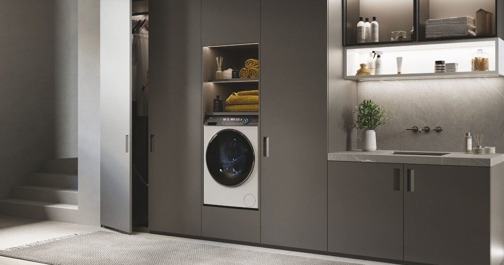 PRALKA HAIER HW90G-BD14979U1S lifestyle wizualizacja zabudowa półki dekoracje szafa ubrania jasne wnętrze szafki