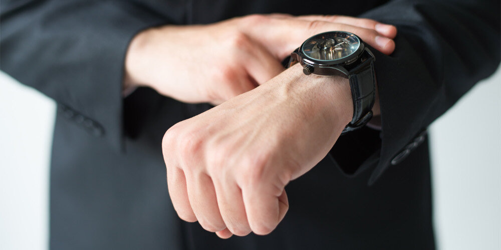 PRALKA HAIER HW90G-BD14979U1S lifestyle wizualizacja meżczyzna zaegarek na nadgarstku czas funkcja i-Time ustawienie skrócenie wydłużenie cyklu