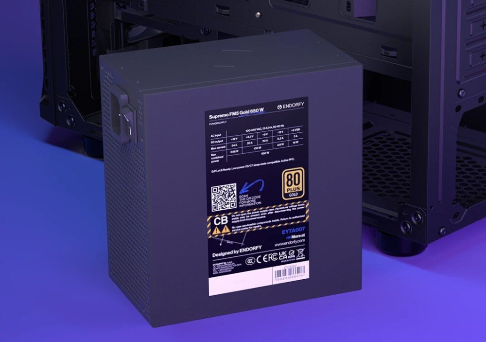 Komputer MAD DOG ENDORFY500ARGB-A38WR32WH Zasilacz komputerowy o mocy 650 W z certyfikatem 80 Plus Gold, stojący obok obudowy komputera. Na jego obudowie widoczna specyfikacja techniczna