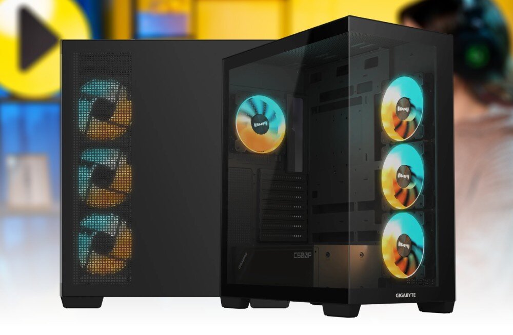 Komputer MAD DOG GeForce RTX5090 DLSS 4 Reflex Edition 2 Powered by Gigabyte C500-A06DR64 Widok obudowy komputera z przezroczystym bokiem i pięcioma wentylatorami podświetlonymi na niebiesko i pomarańczowo, na tle rozmytego wnętrza pokoju z osobą w słuchawkach, opis