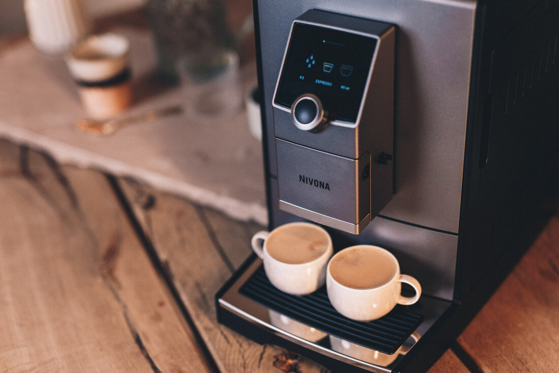 EKSPRES NIVONA 794 CAFEROMATICA (SPI. ZIN.)(BT) SREBRNY Mleczna kawa po Twojemu Funkcja Koneser Cappuccino kontrola swoboda wybór 