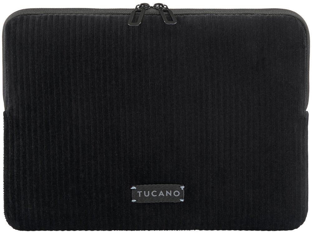 Czarne etui na laptopa z materiału o prążkowanej fakturze, z dwoma suwakami na górze. Na środku widoczne jest logo \'TUCANO\'.