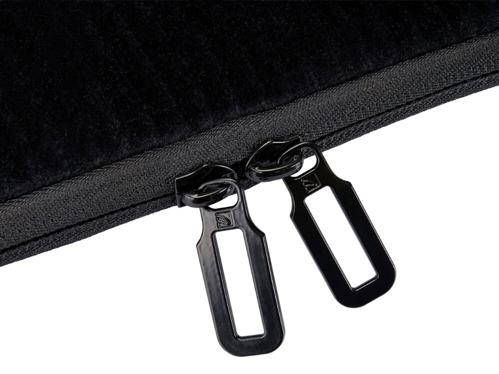 Czarne etui z dwoma metalowymi suwakami, widoczne z bliska. Materiał etui ma aksamitną teksturę.