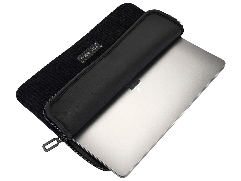 Na obrazie widoczne jest czarne etui na laptopa z logo \'TUCANO\', częściowo otwarte, z wystającym srebrnym laptopem. Etui ma zamek błyskawiczny i teksturowaną powierzchnię.