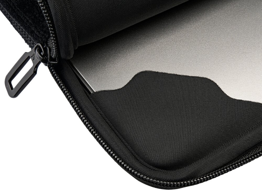 Czarne etui na laptopa z zamkiem błyskawicznym, częściowo otwarte, z widocznym srebrnym laptopem wewnątrz.