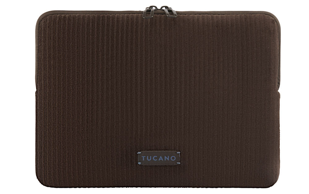 Brązowe etui na laptopa z widocznym logo \'TUCANO\' na dole. Etui ma teksturę w pionowe prążki i zamek błyskawiczny na górze.