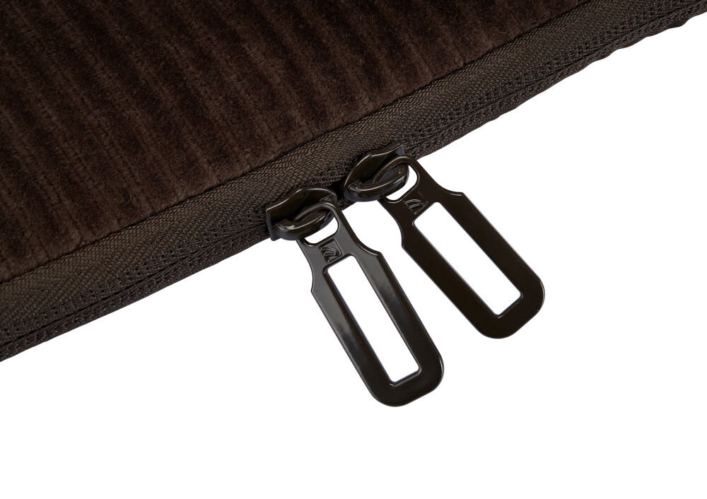 Zbliżenie na brązowe etui z dwoma czarnymi suwakami. Materiał etui ma prążkowaną fakturę.