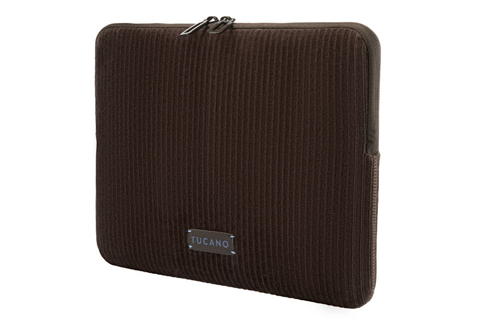Brązowe etui na laptopa z materiału o prążkowanej fakturze, z widocznym logo \'TUCANO\' na metalowej plakietce. Etui posiada zamek błyskawiczny z dwoma suwakami.