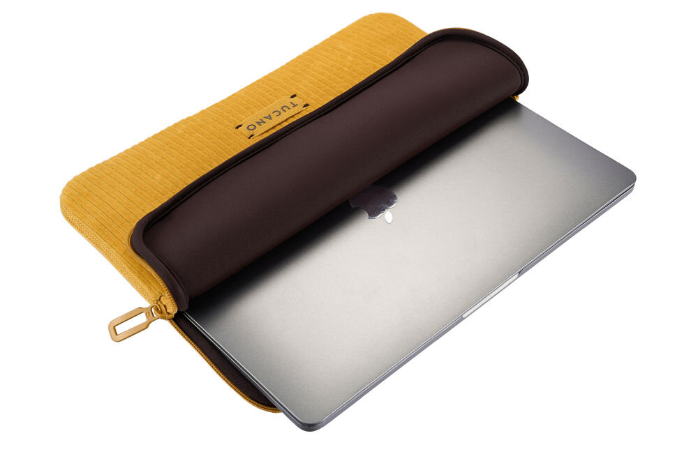 Żółte etui na laptopa z brązowym wnętrzem, częściowo otwarte, z widocznym laptopem w środku. Na etui znajduje się napis \'TUCANO\'.