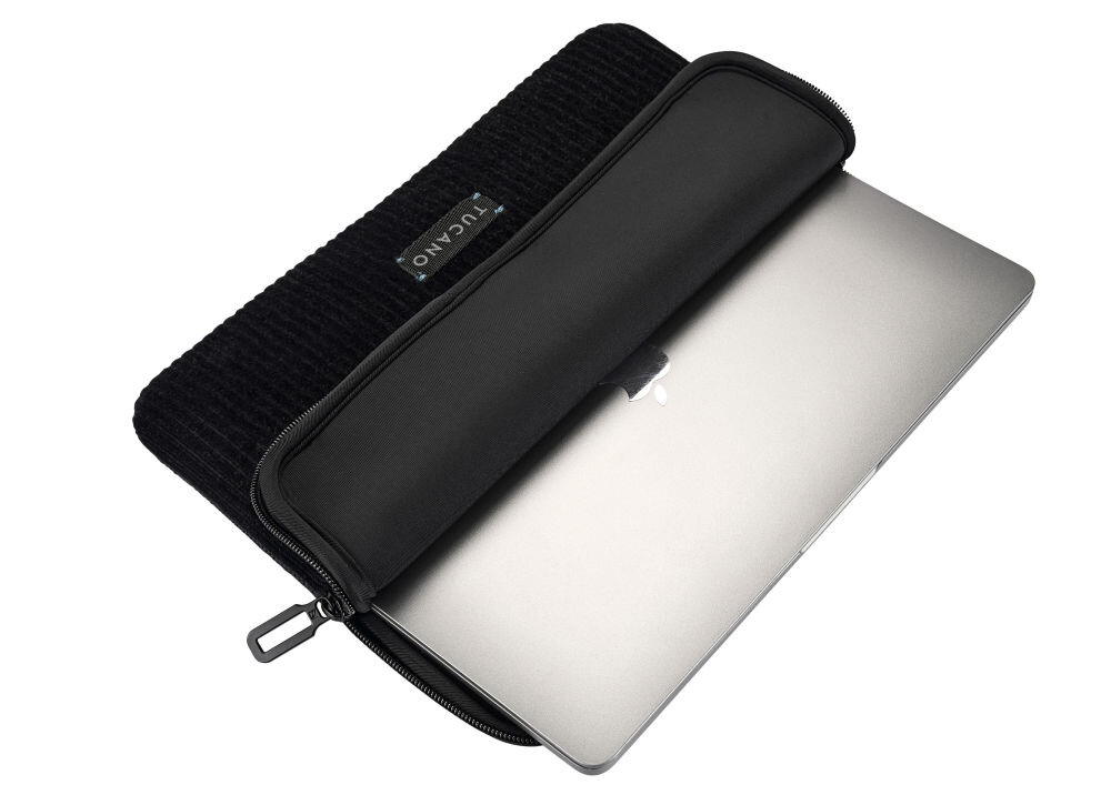 Czarne etui na laptopa z widocznym logo \'TUCANO\', częściowo otwarte, z wystającym srebrnym laptopem. Etui ma zamek błyskawiczny i teksturowaną powierzchnię.