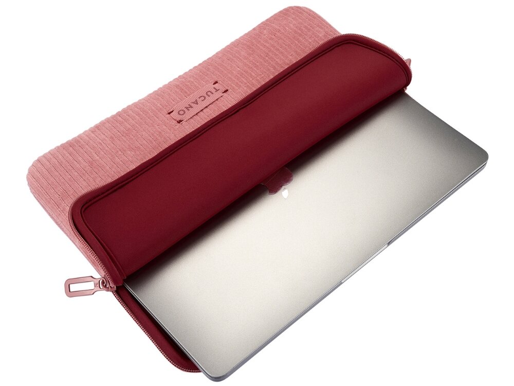Różowe etui na laptopa z widocznym logo \'TUCANO\' jest otwarte, a wewnątrz znajduje się srebrny laptop. Etui ma zamek błyskawiczny w dopasowanym kolorze.