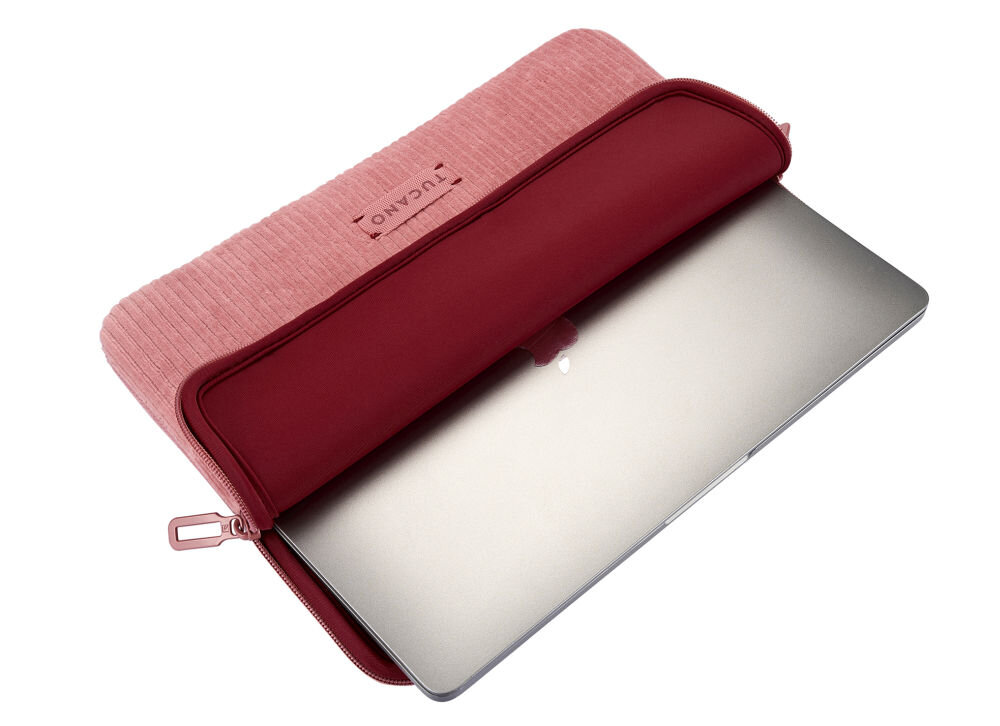 Różowe etui na laptopa z widocznym logo \'TUCANO\', częściowo otwarte, z wystającym srebrnym laptopem. Zamek błyskawiczny etui jest w tym samym kolorze co materiał.