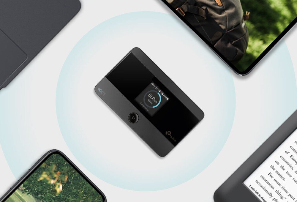 Router TP-LINK M7352 Widok z góry na router umieszczony centralnie w jasnym kole, otoczony fragmentami laptopa, smartfona, tabletu i czytnika e-booków