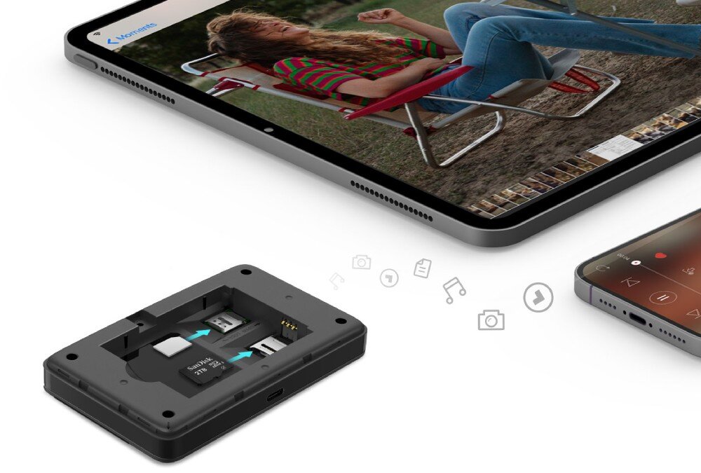 Router TP-LINK M7352 Otwarta obudowa routera z widocznymi gniazdami na kartę SIM i microSD, obok tabletu i smartfona z ikonami multimediów sugerującymi przesyłanie plików